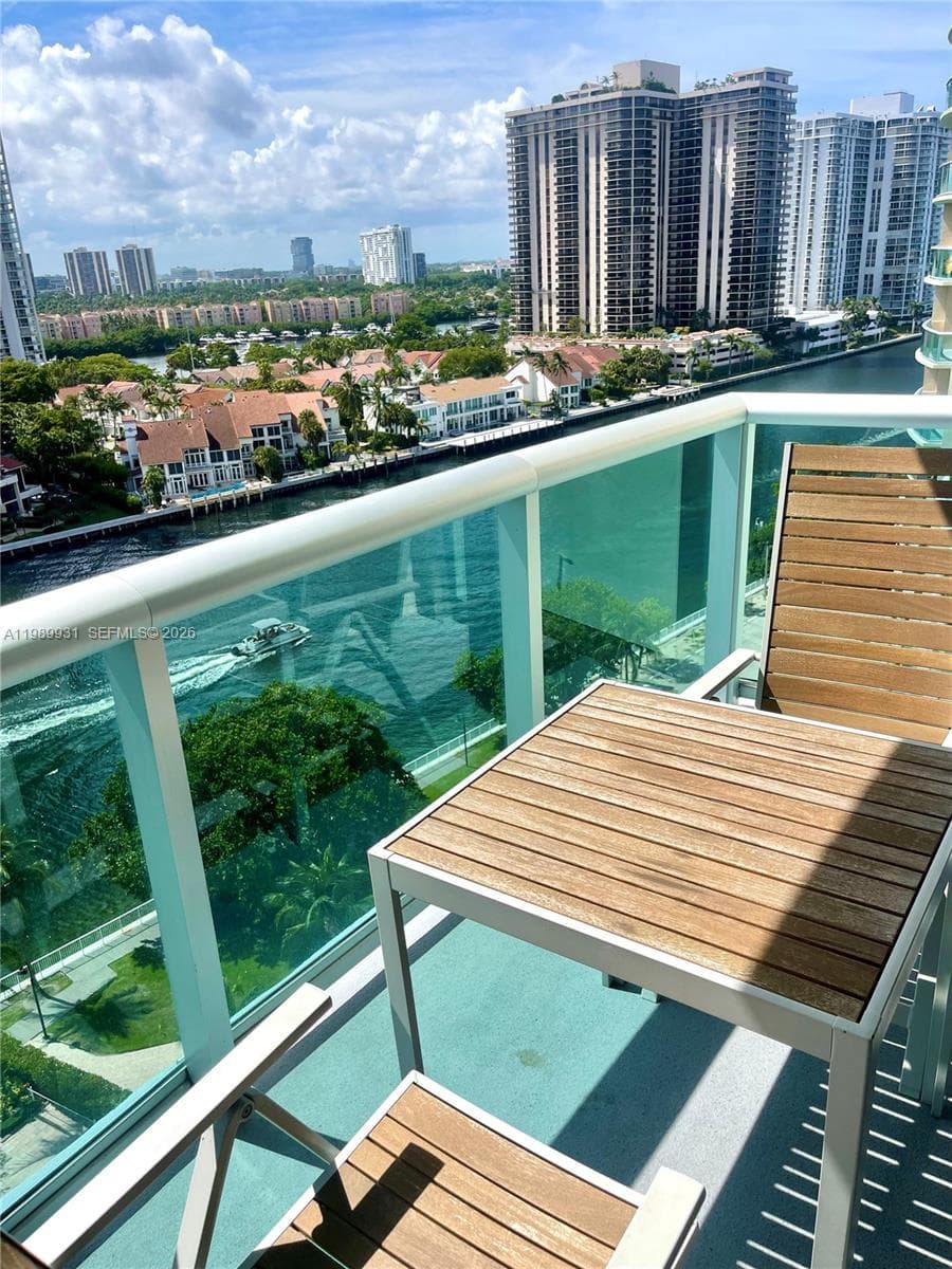 19390 Collins Ave 1405 photo 4