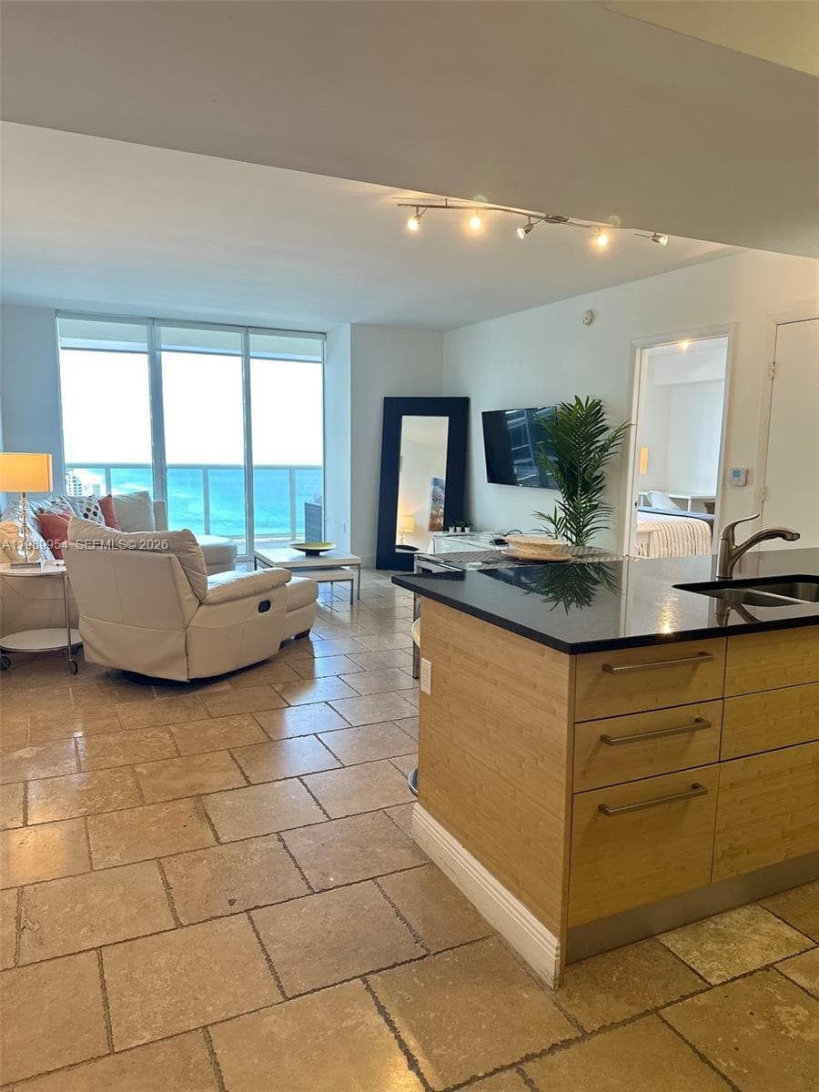 1830 Ocean Dr 4010 photo 8