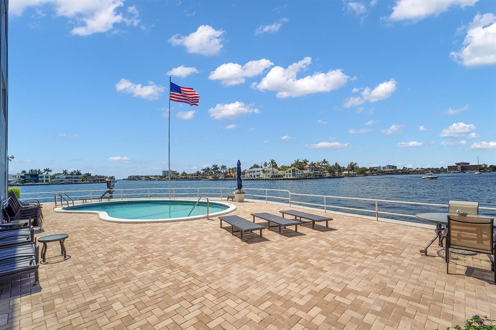 1201 S Riverside Drive 201 photo 25
