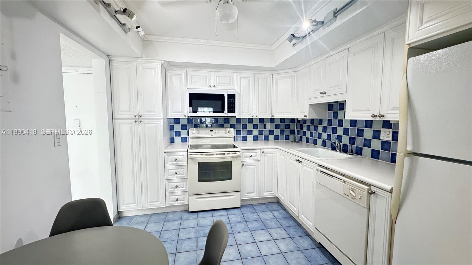 18061 Biscayne Blvd 1203 photo 4