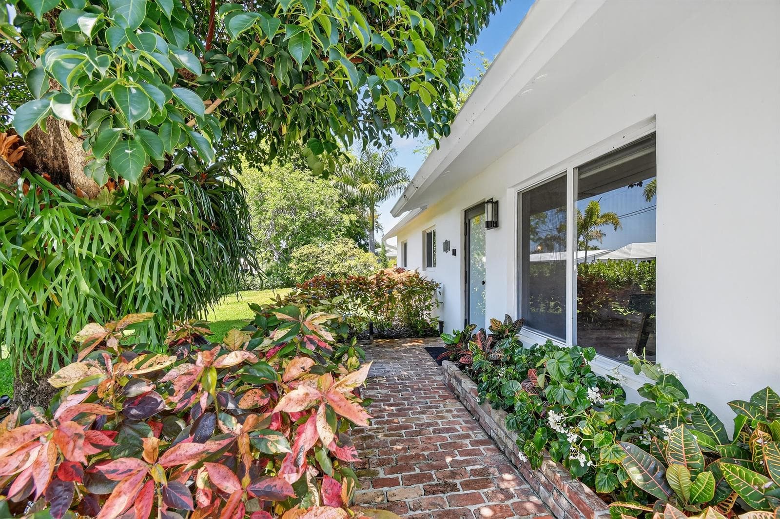 8416 Pine Tree Lane photo 3