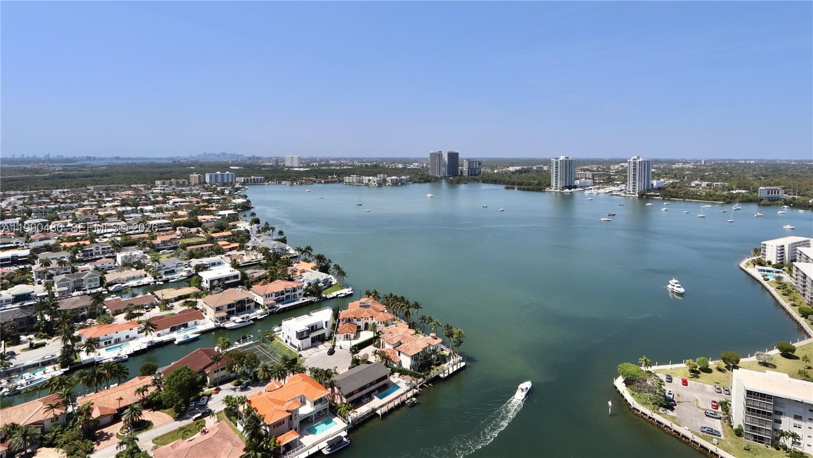 1000 Island Blvd PH2 photo 24