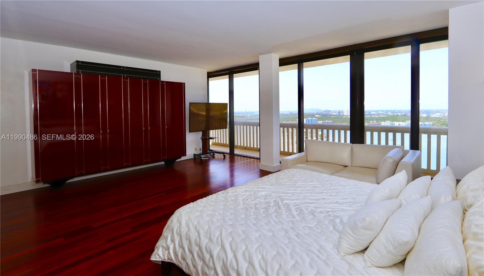 1000 Island Blvd PH2 photo 21