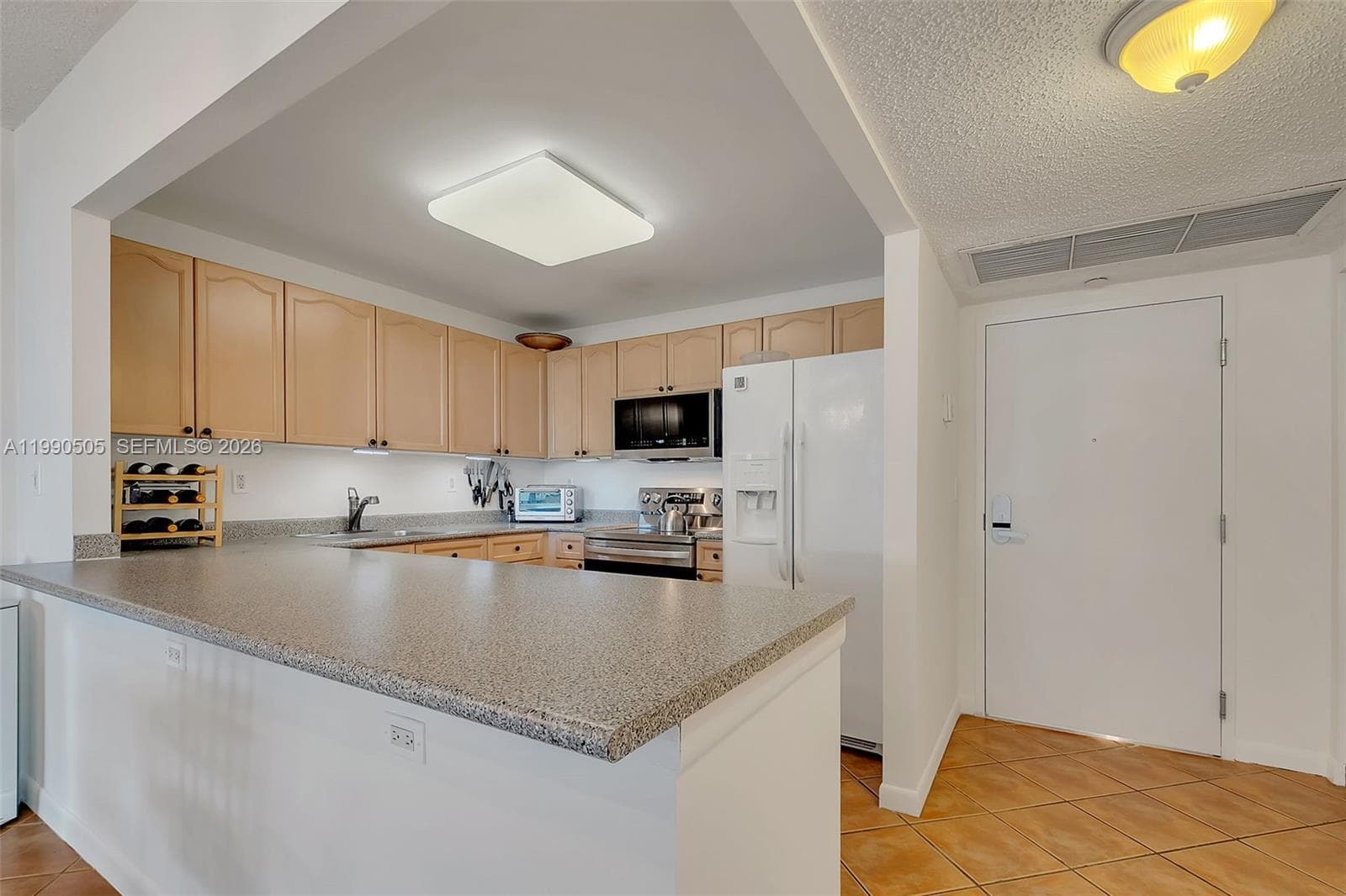 2301 Collins Ave 533 photo 3