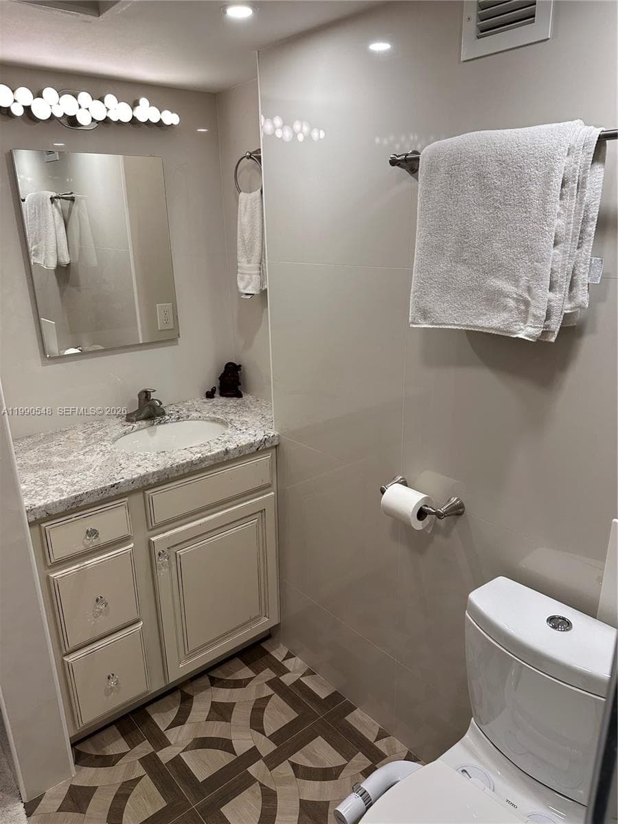 6039 Collins Ave 1431 photo 14