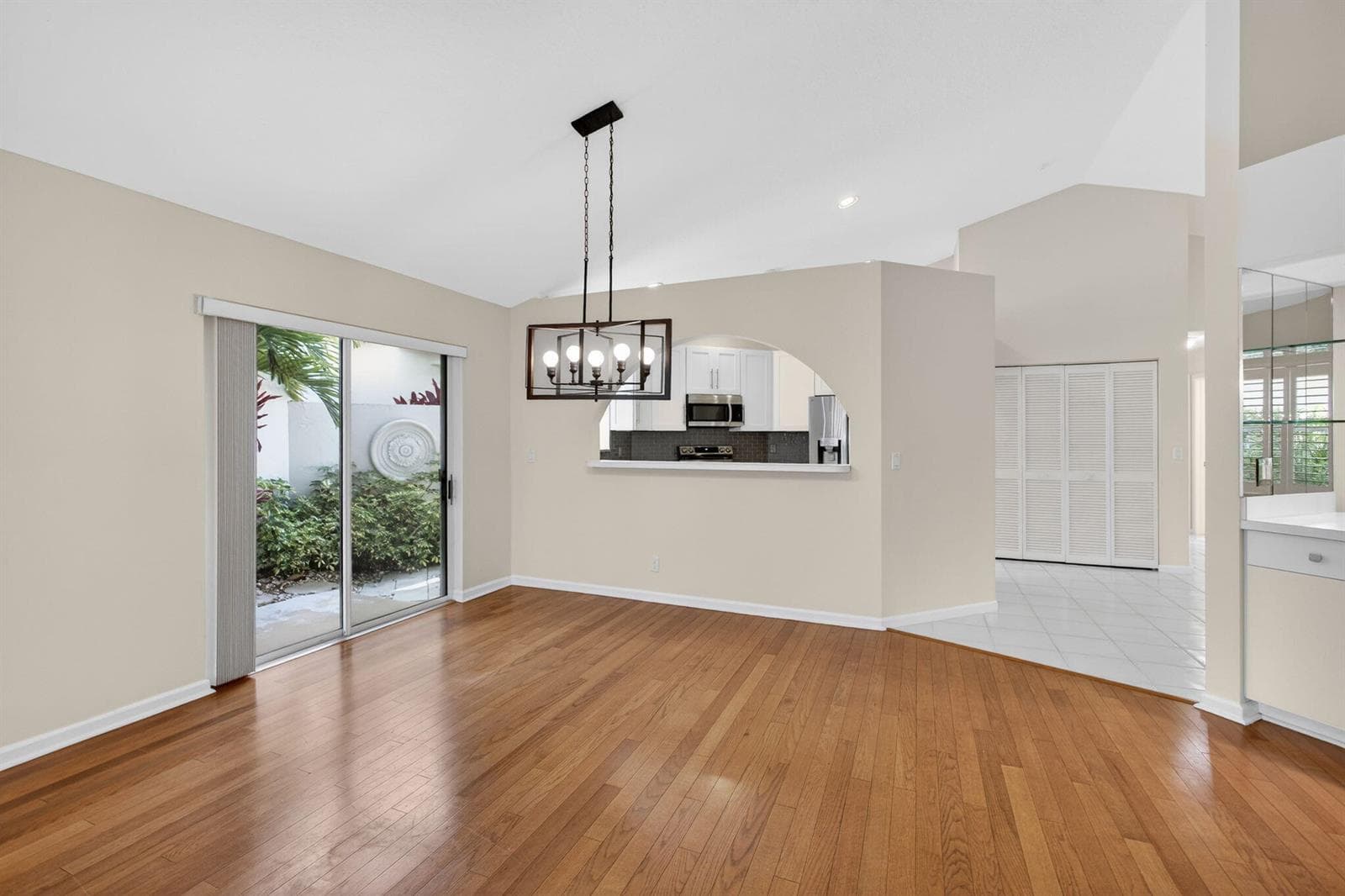 283 Canterbury Drive W photo 23