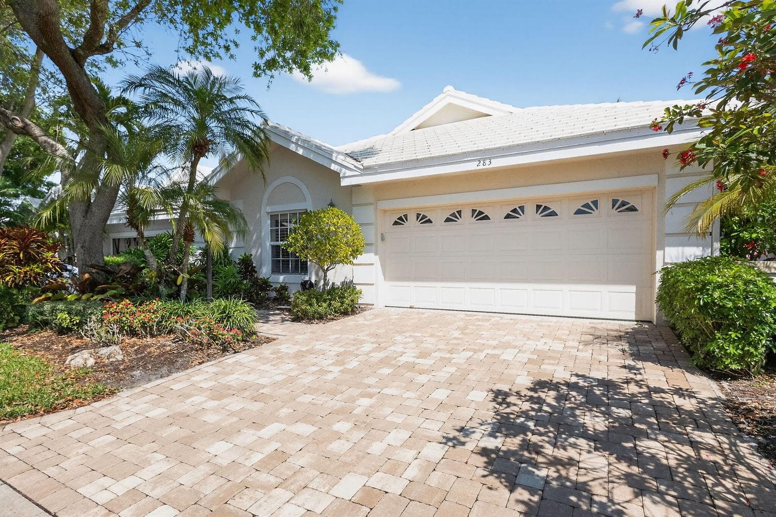 283 Canterbury Drive W photo 2