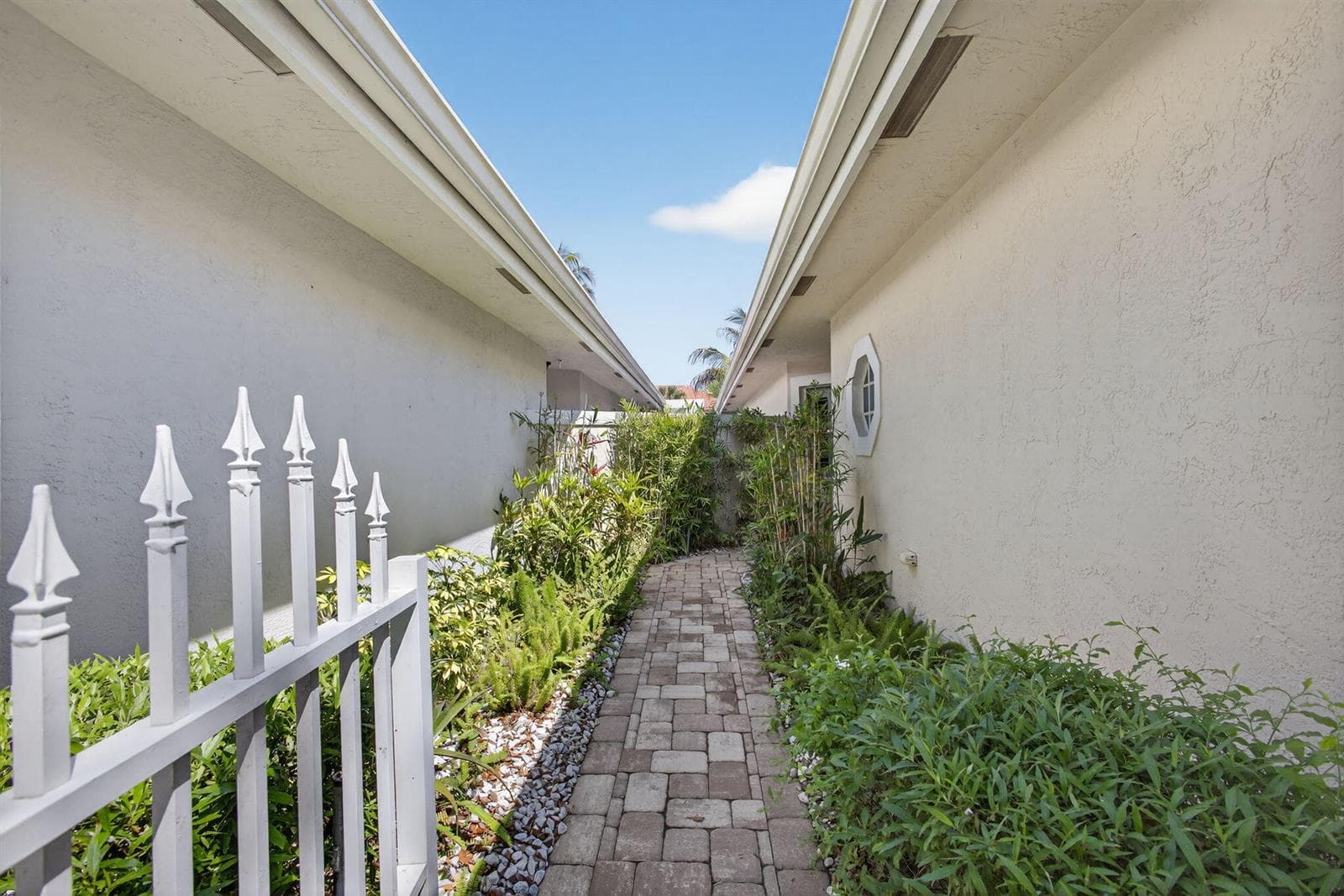 283 Canterbury Drive W photo 6
