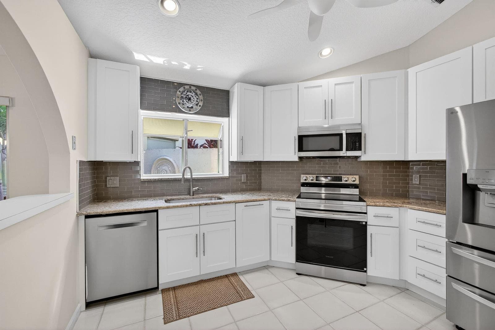 283 Canterbury Drive W photo 17