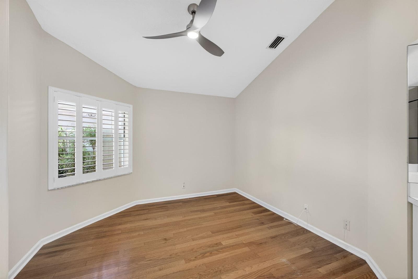 283 Canterbury Drive W photo 12
