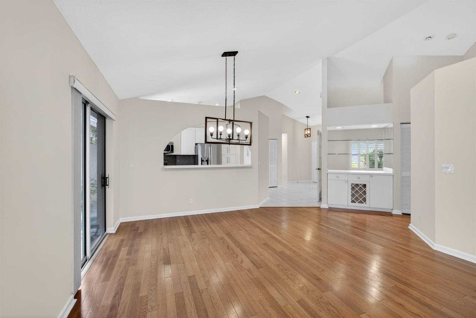 283 Canterbury Drive W photo 22