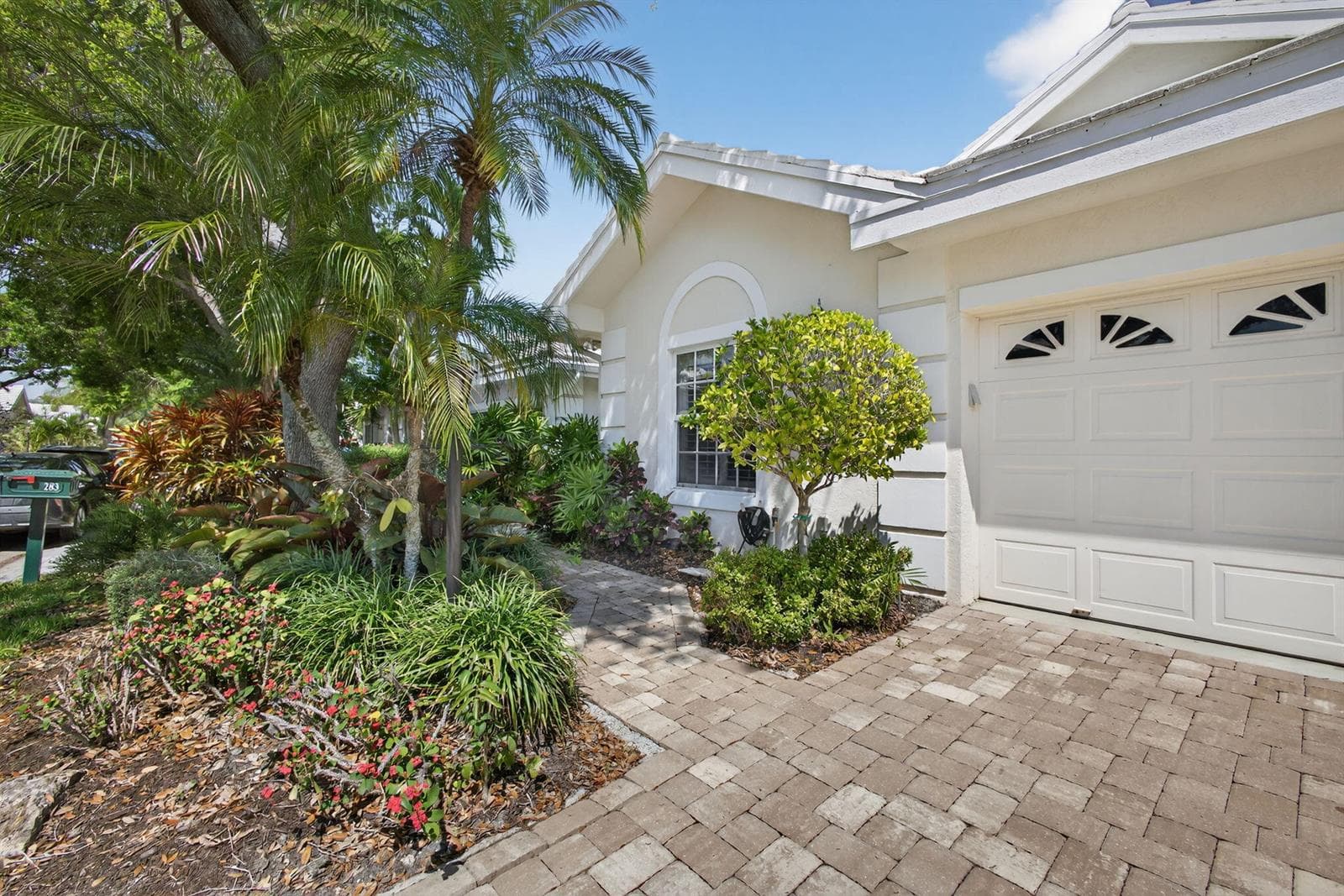 283 Canterbury Drive W photo 3