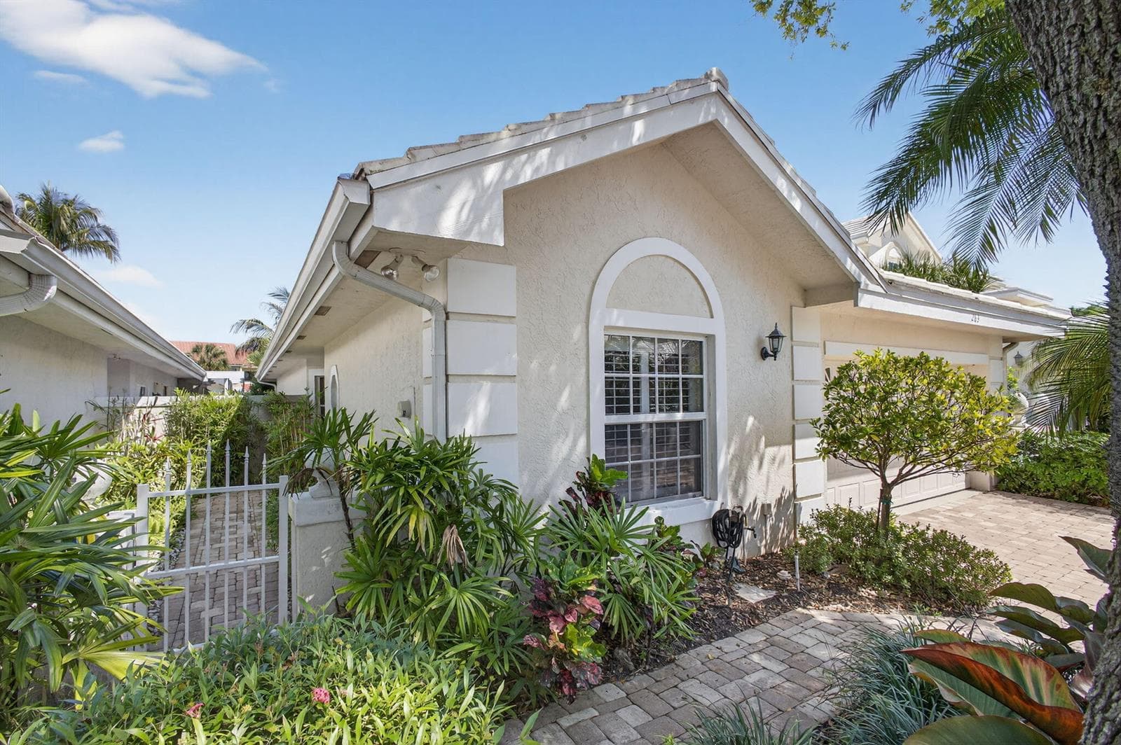 283 Canterbury Drive W photo 5