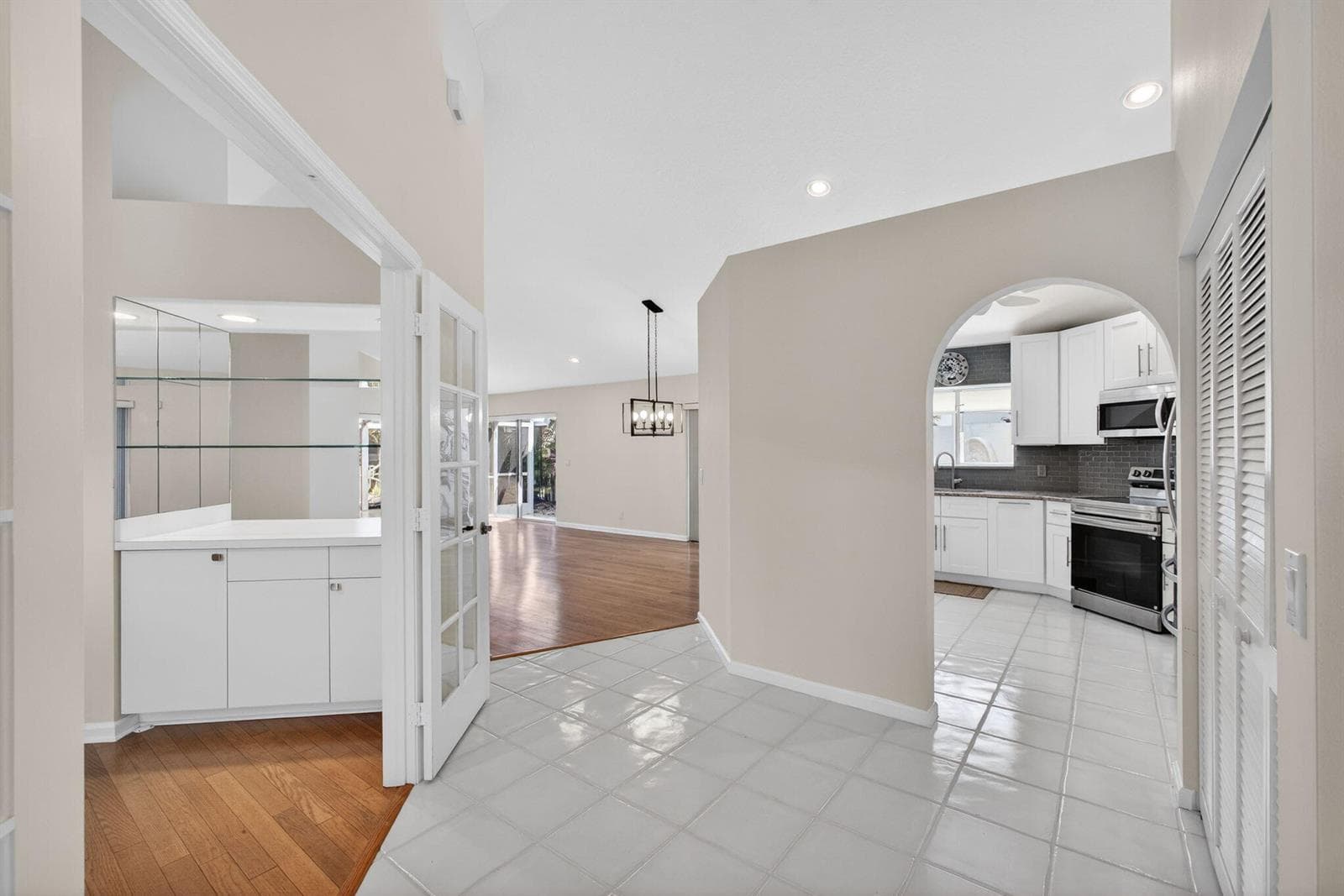 283 Canterbury Drive W photo 9