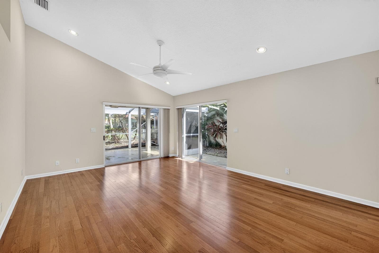 283 Canterbury Drive W photo 24
