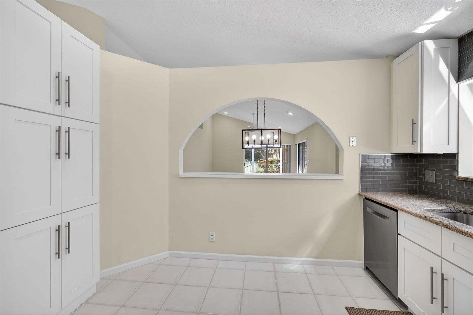 283 Canterbury Drive W photo 18