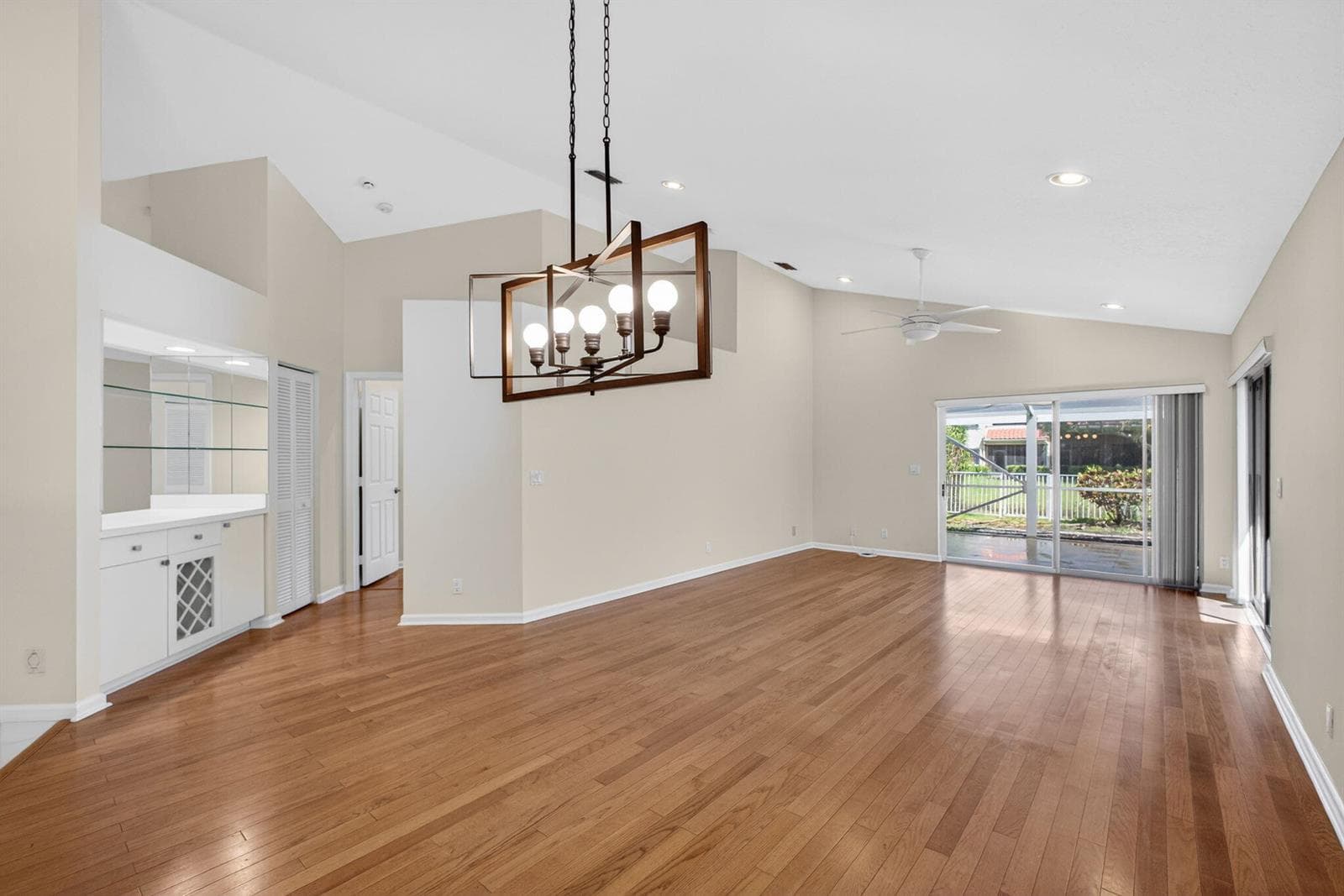 283 Canterbury Drive W photo 19