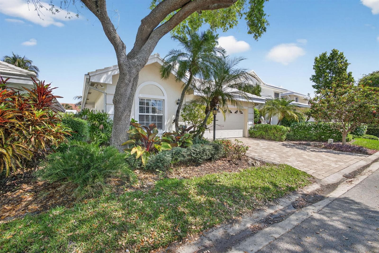 283 Canterbury Drive W photo 4