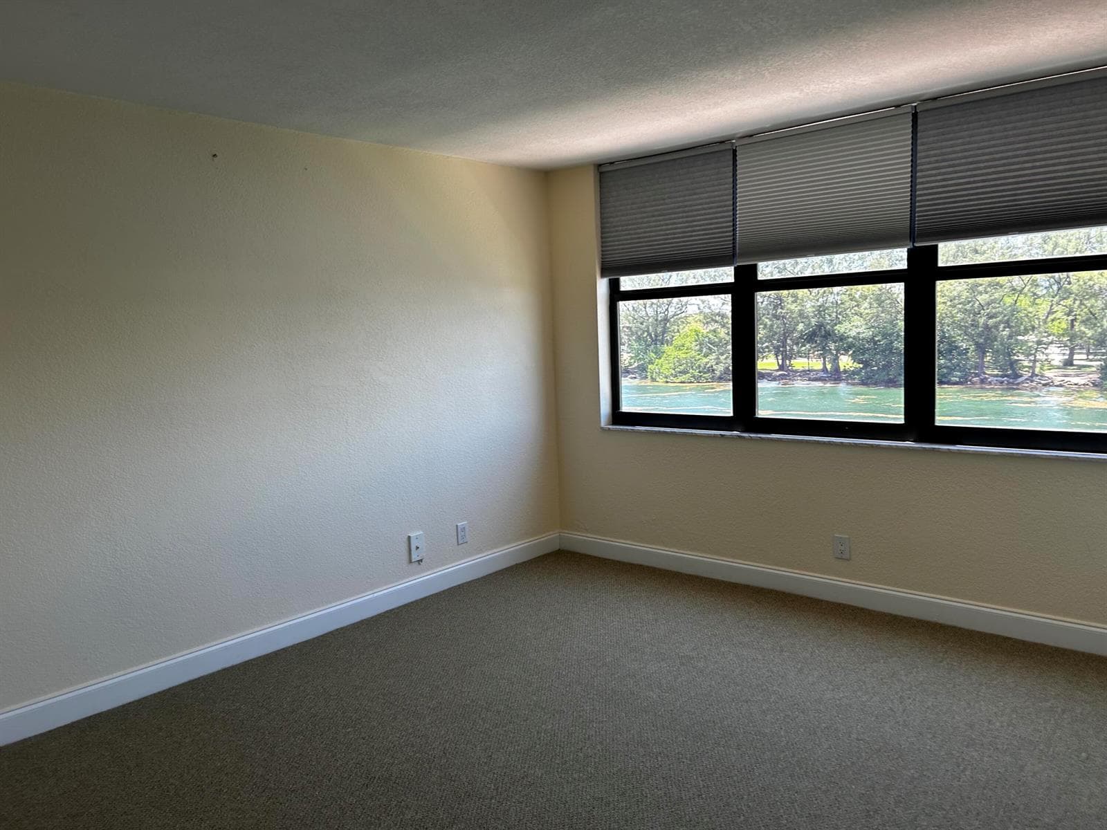 1401 N Riverside Drive N 307 photo 23