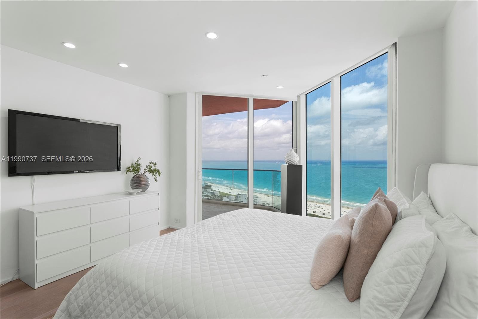 300 Pointe Dr 3405 photo 14