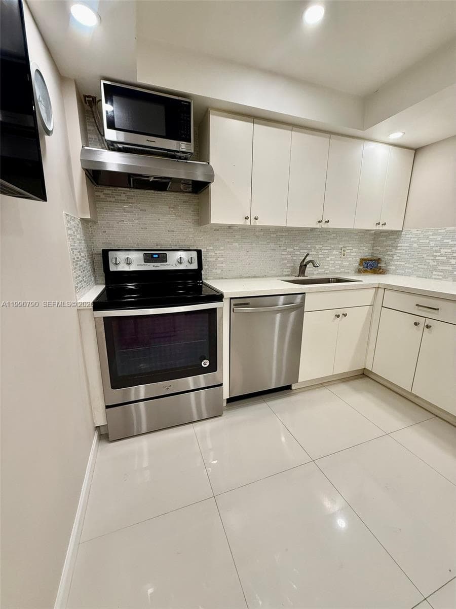 200 Leslie Dr 425 photo 8