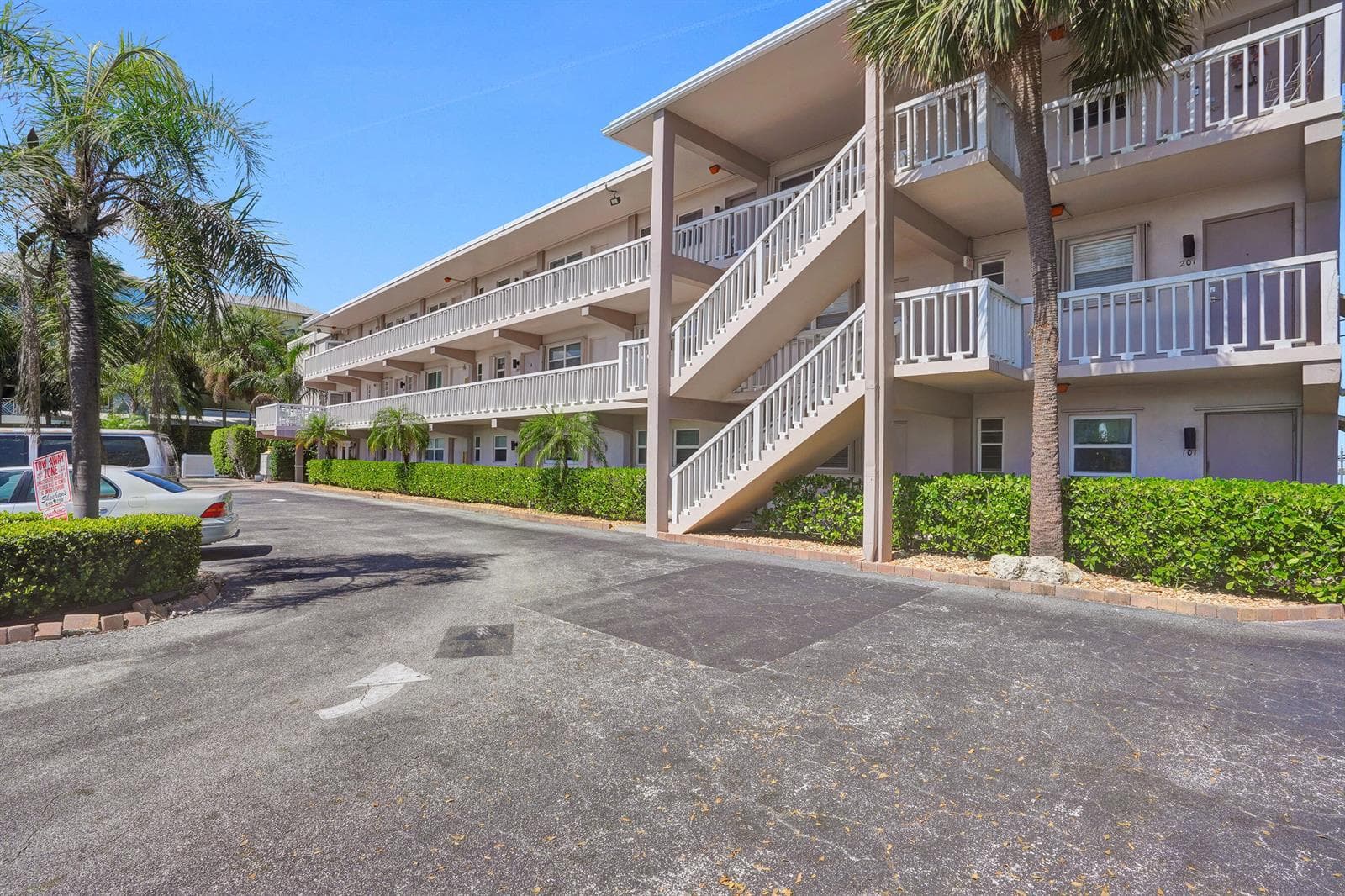 311 E Ocean Avenue 102 photo 4