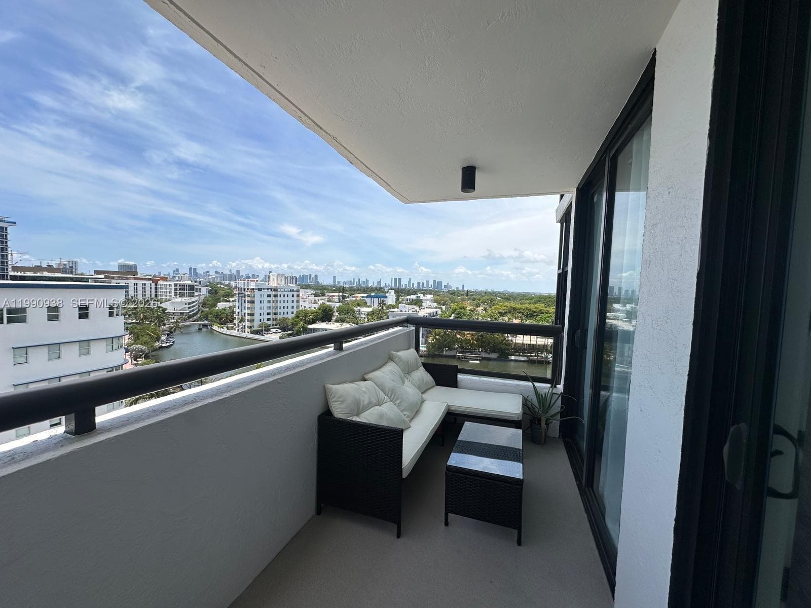 2555 Collins Ave 1114 photo 2