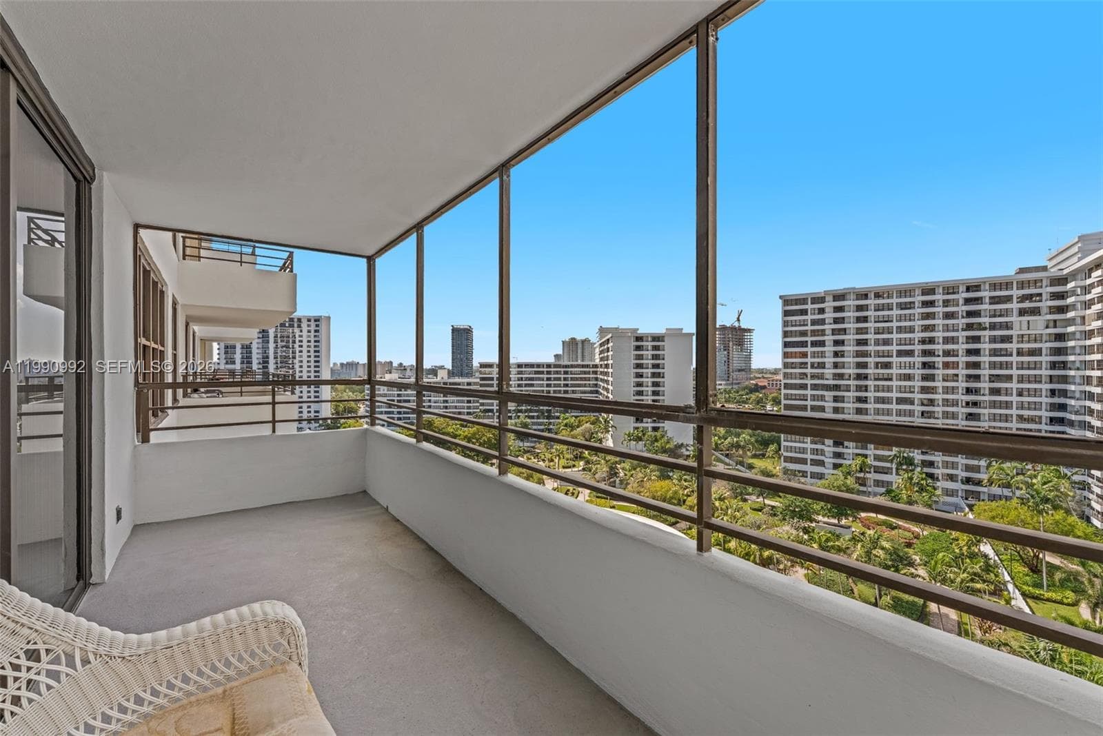 2500 PARKVIEW DR 1418 photo 2