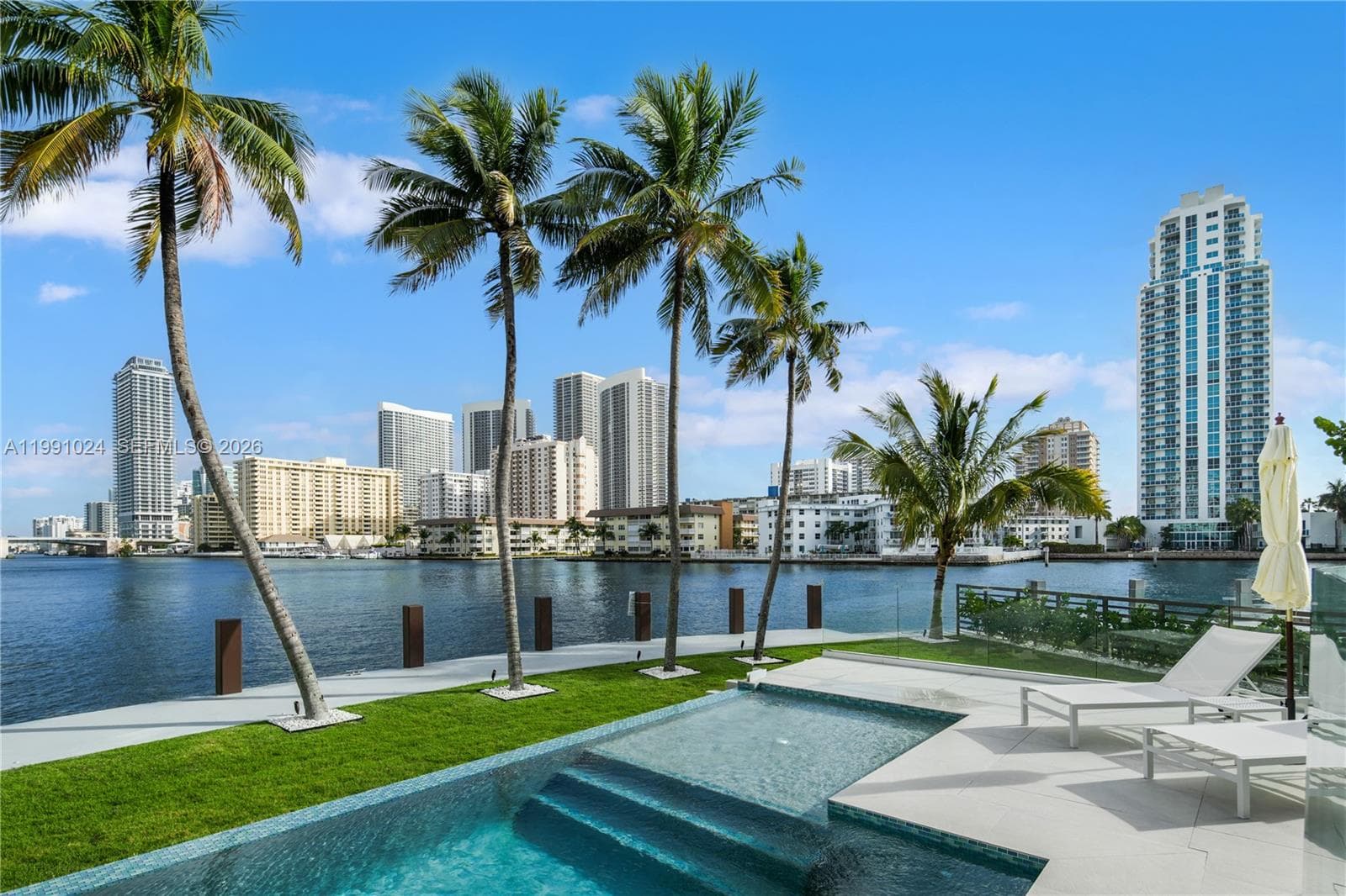 501 Palm Dr photo 3
