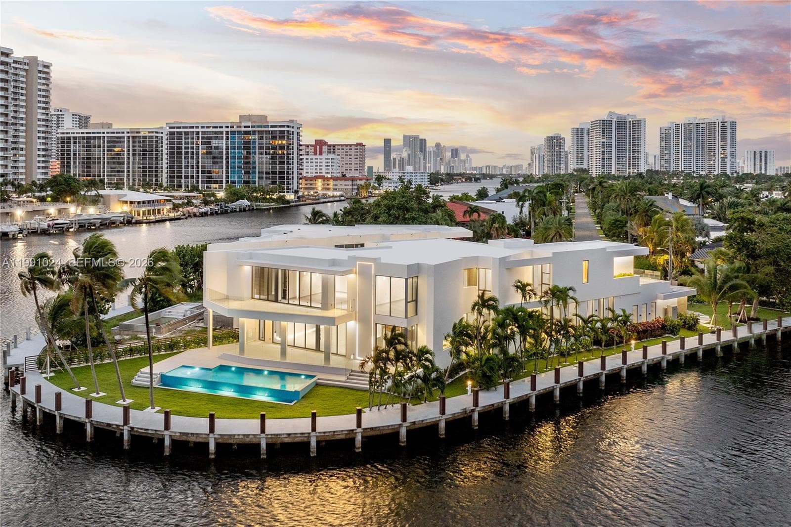 501 Palm Dr photo 1
