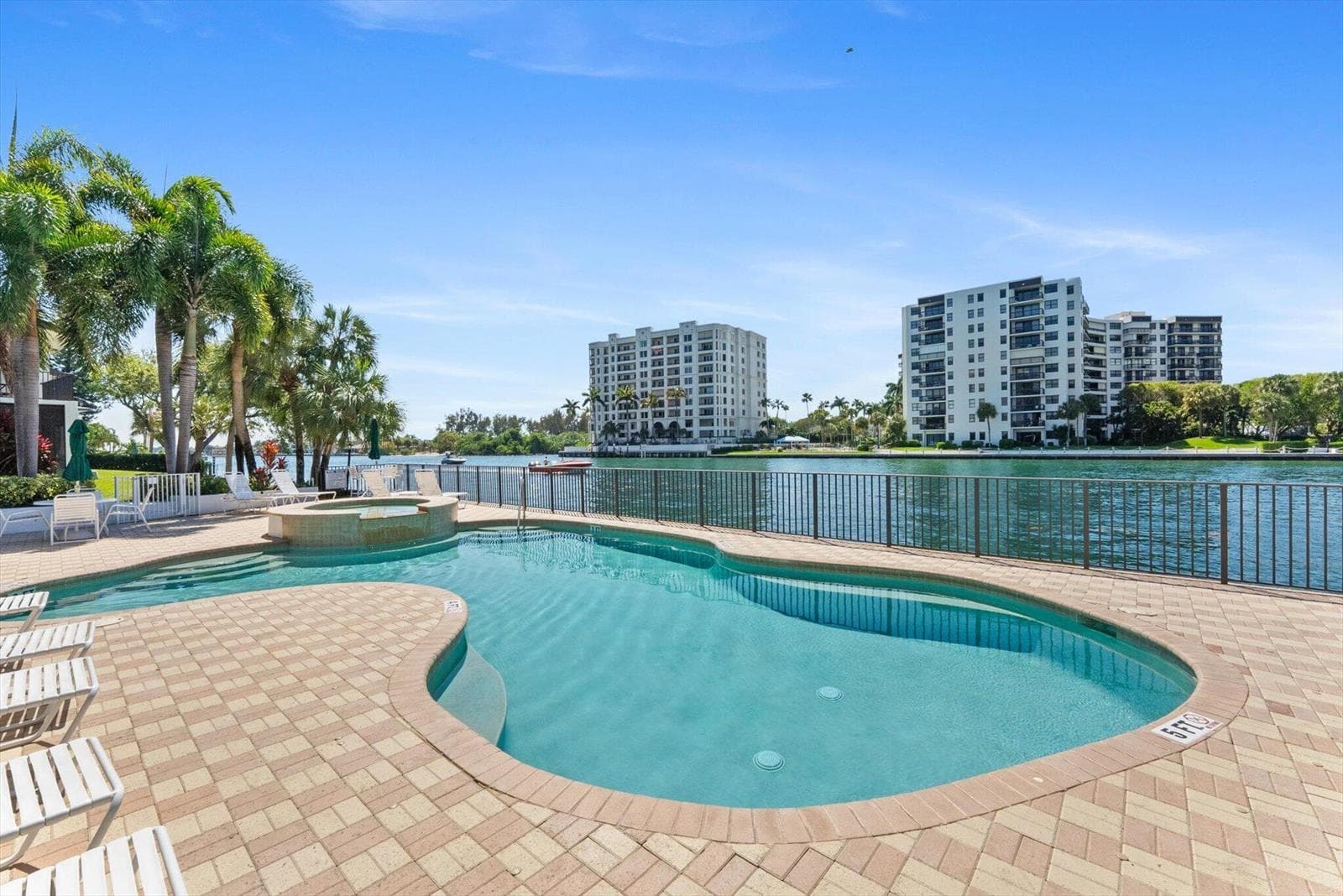 1301 N Riverside Drive 10 photo 3