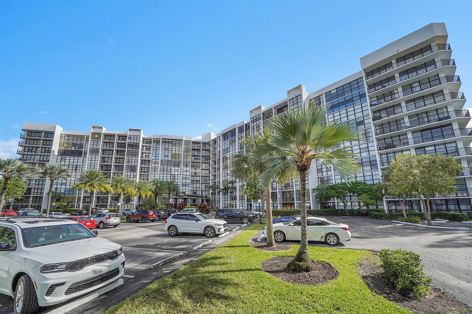 1000 Parkview Drive Unit 306 photo 4