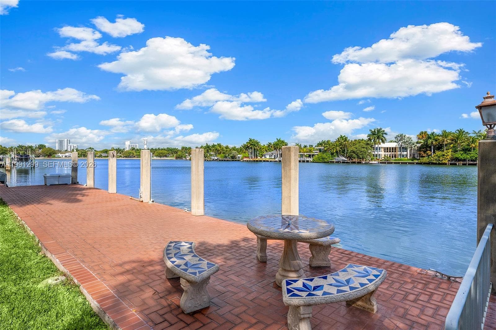 1047 Southlake Dr photo 7