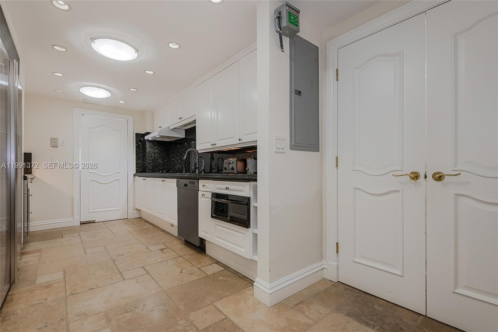 600 Grapetree Dr 9GN photo 13