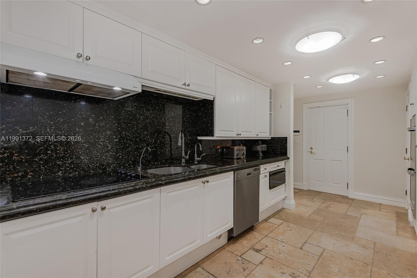 600 Grapetree Dr 9GN photo 10
