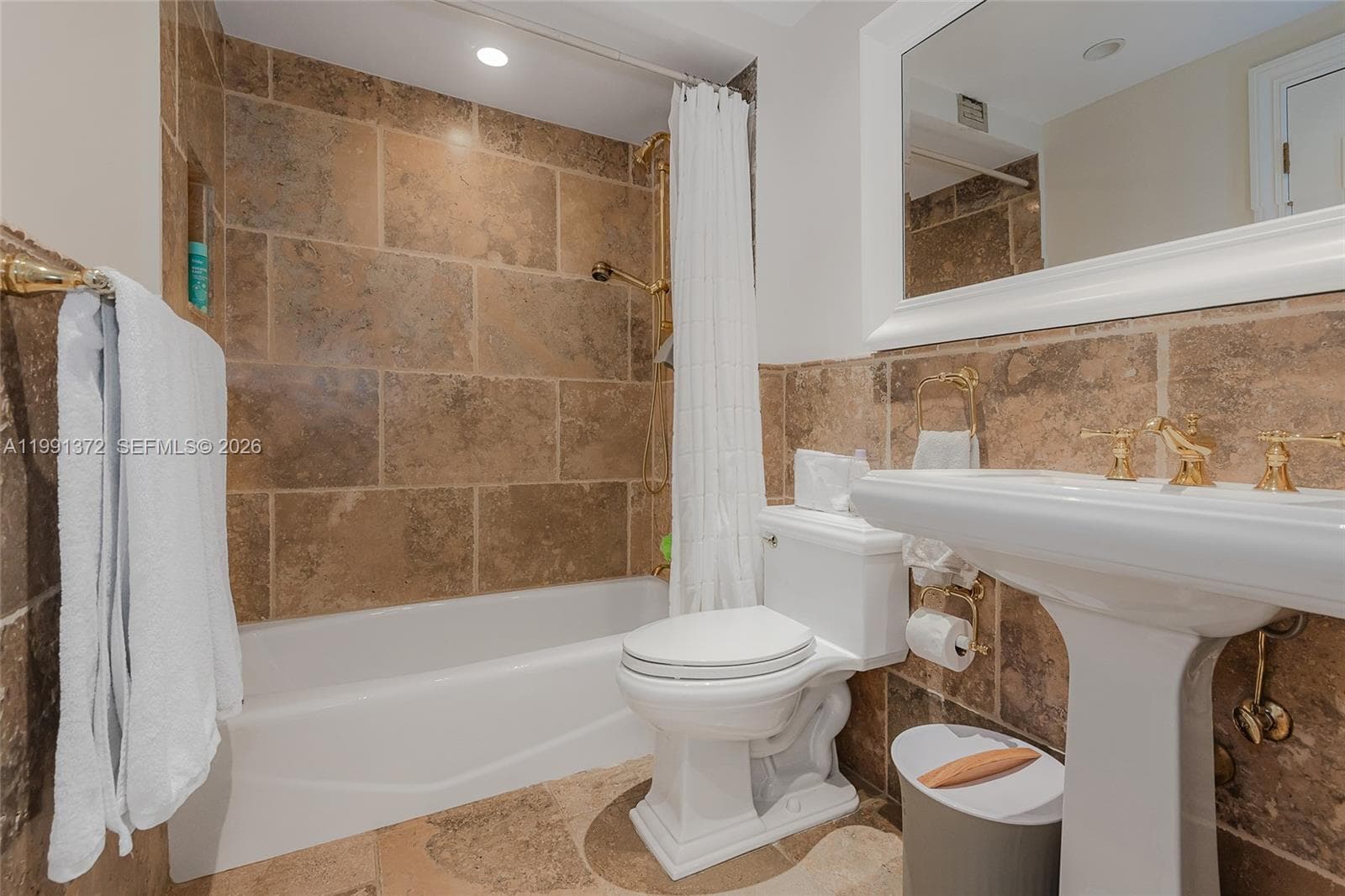 600 Grapetree Dr 9GN photo 25