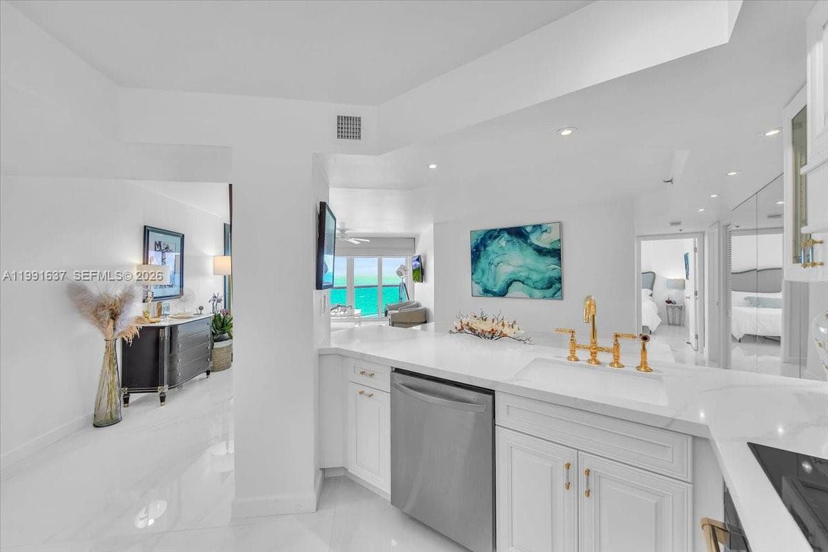 6767 Collins Ave 1110 photo 13