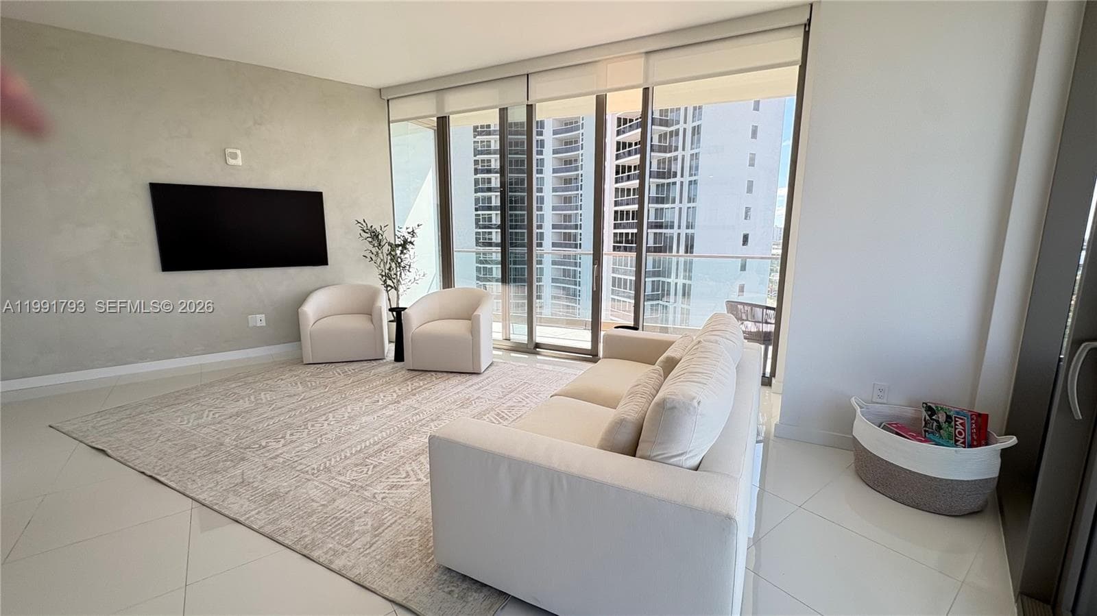 18975 Collins Ave 905 photo 6