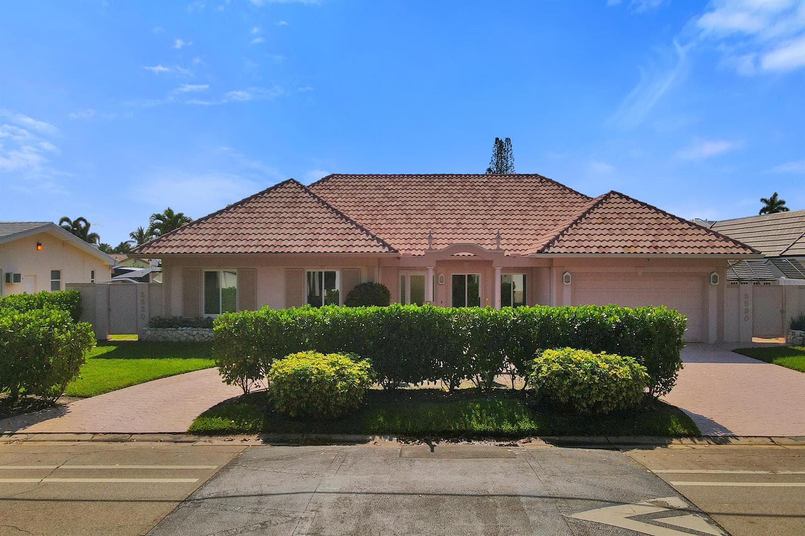 5530 Bayview Drive photo 1