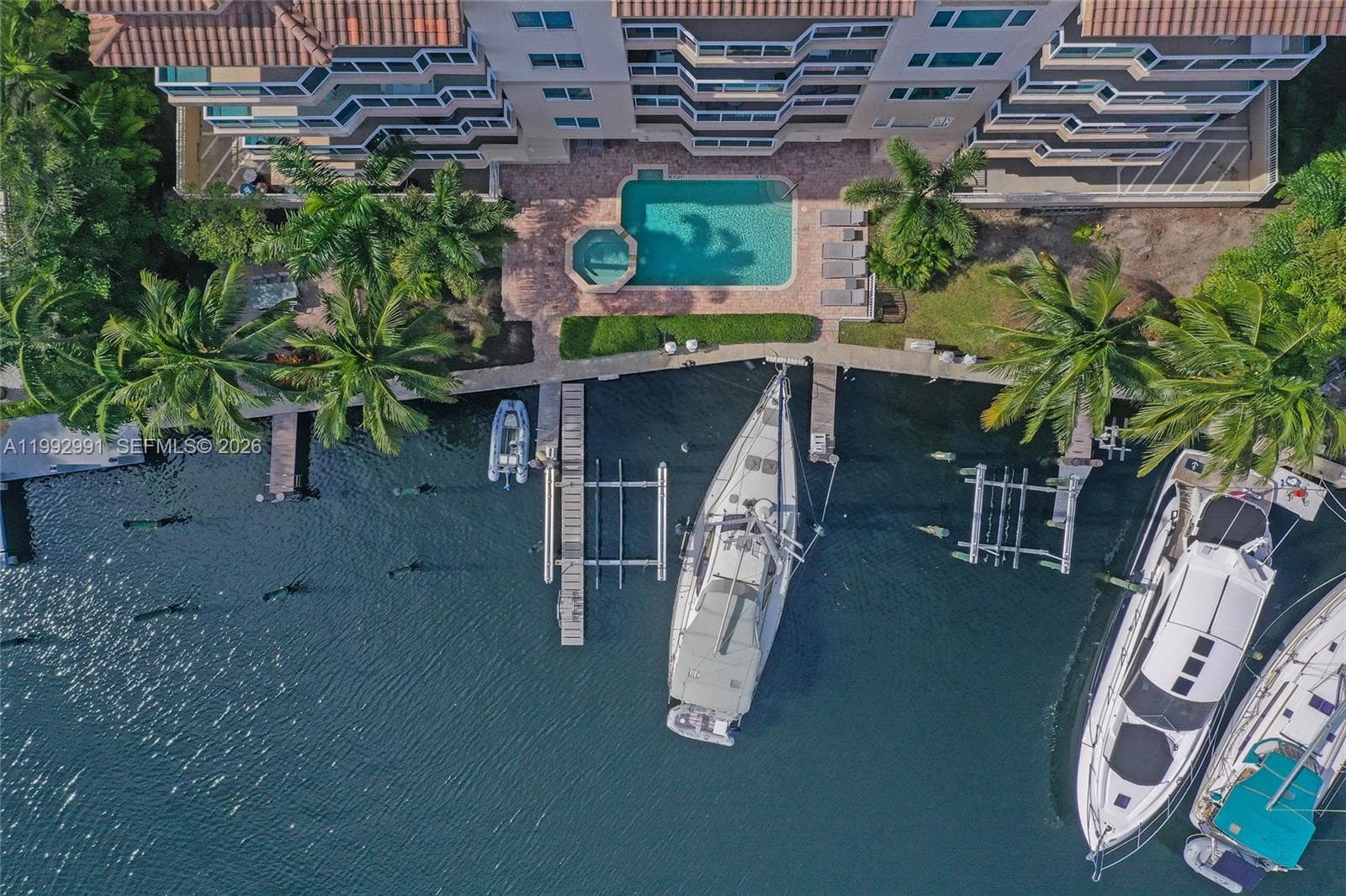 516 Hendricks Isle 2C photo 2