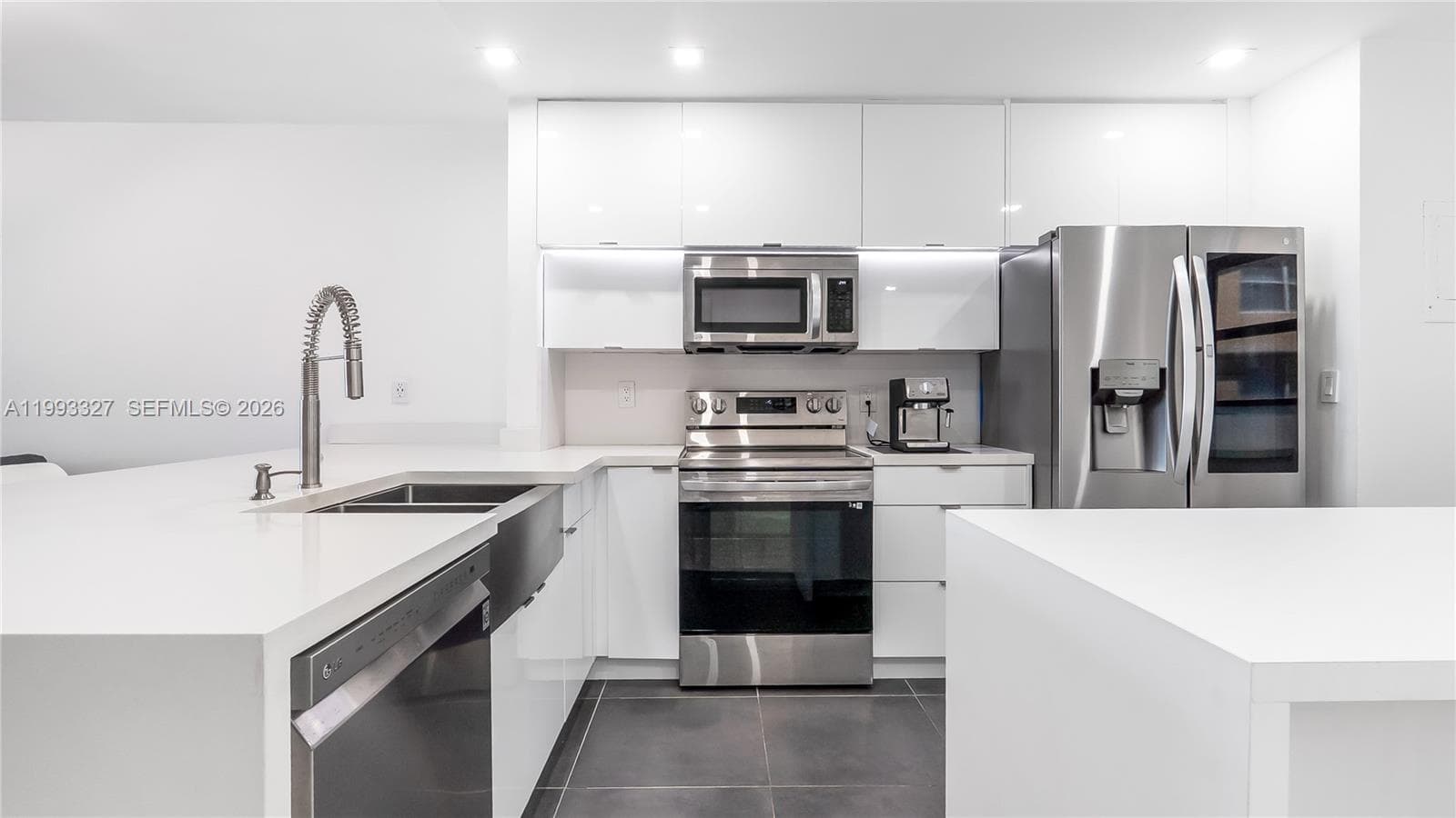 121 Golden Isles Dr 803 photo 8