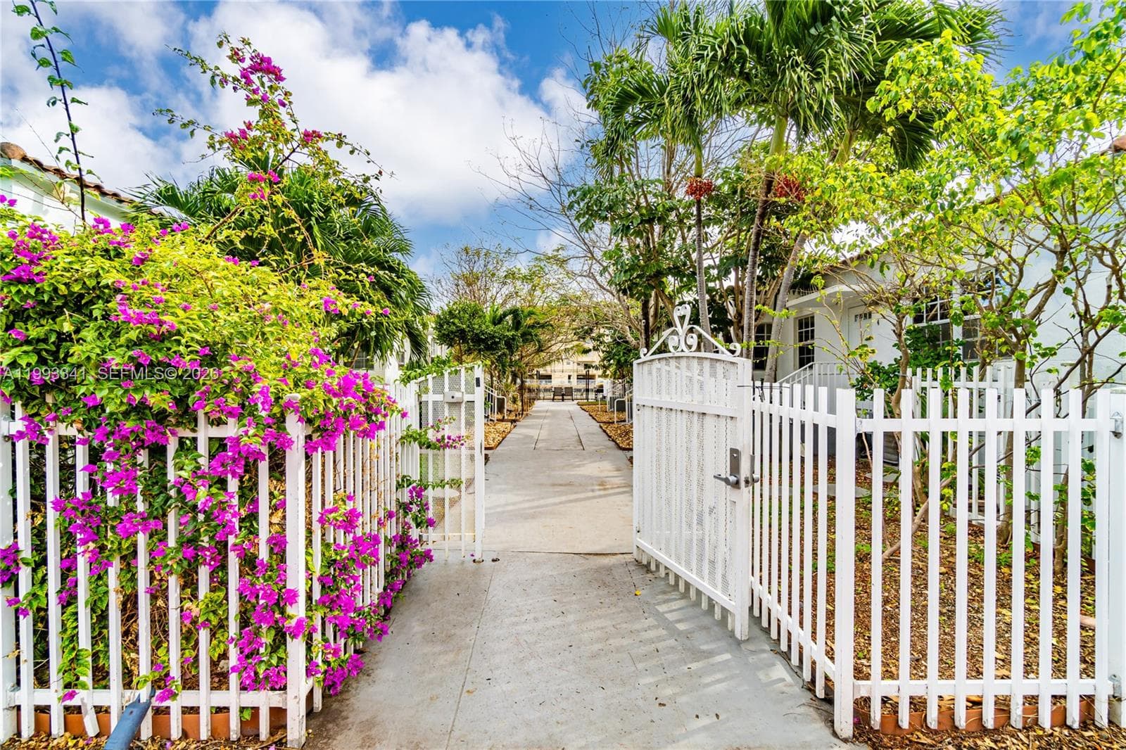 8335 Crespi Blvd 4 photo 1