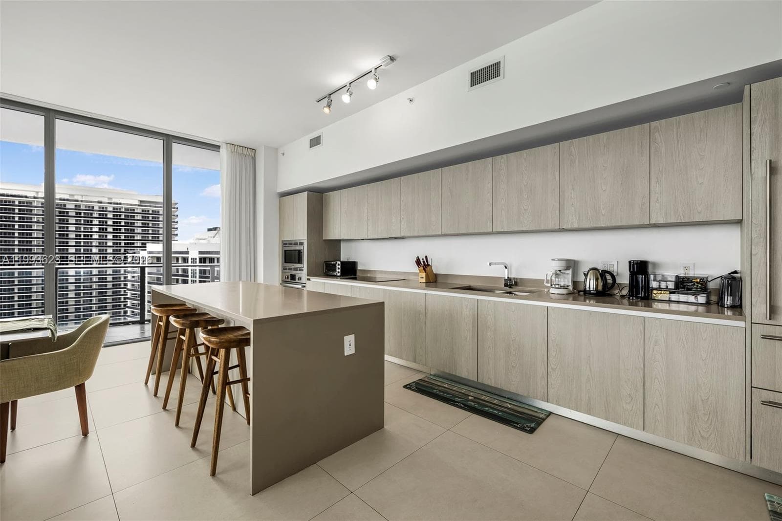 4111 Ocean Dr LPH1 photo 3