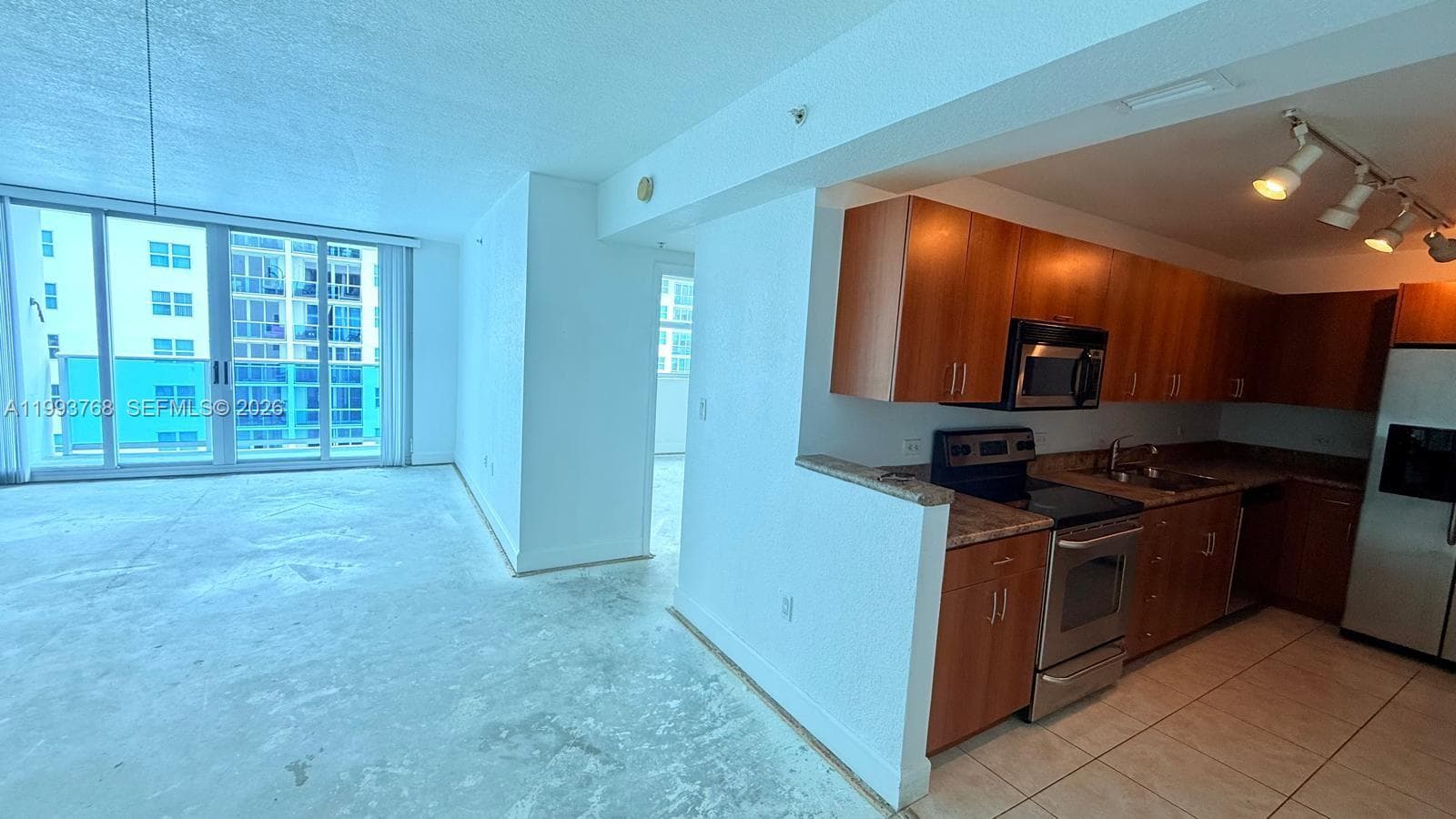 7501 Treasure Dr 8B photo 1