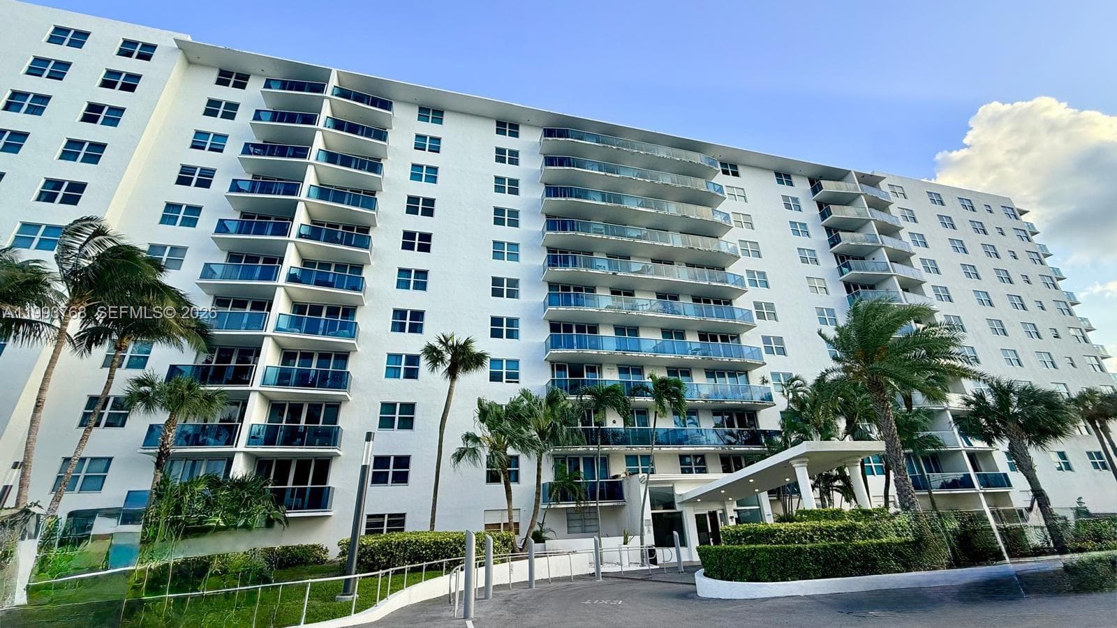 7501 Treasure Dr 8B photo 5