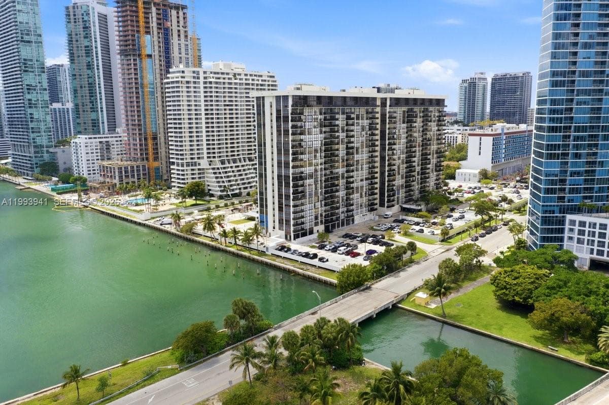 600 36th St 1708 photo 23