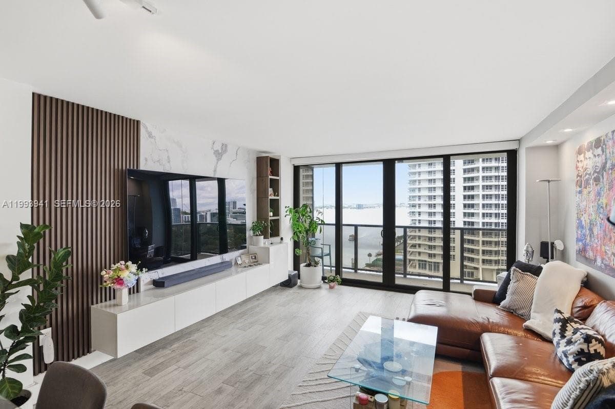 600 36th St 1708 photo 2