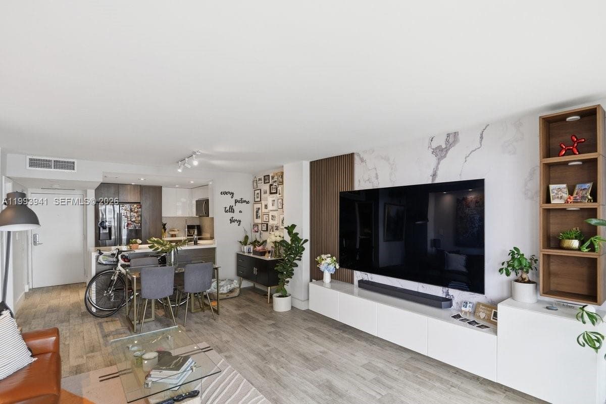 600 36th St 1708 photo 7