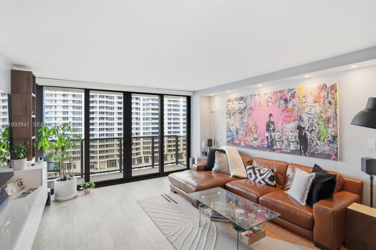 600 36th St 1708 photo 3