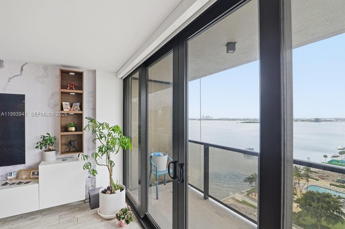 600 36th St 1708 photo 5